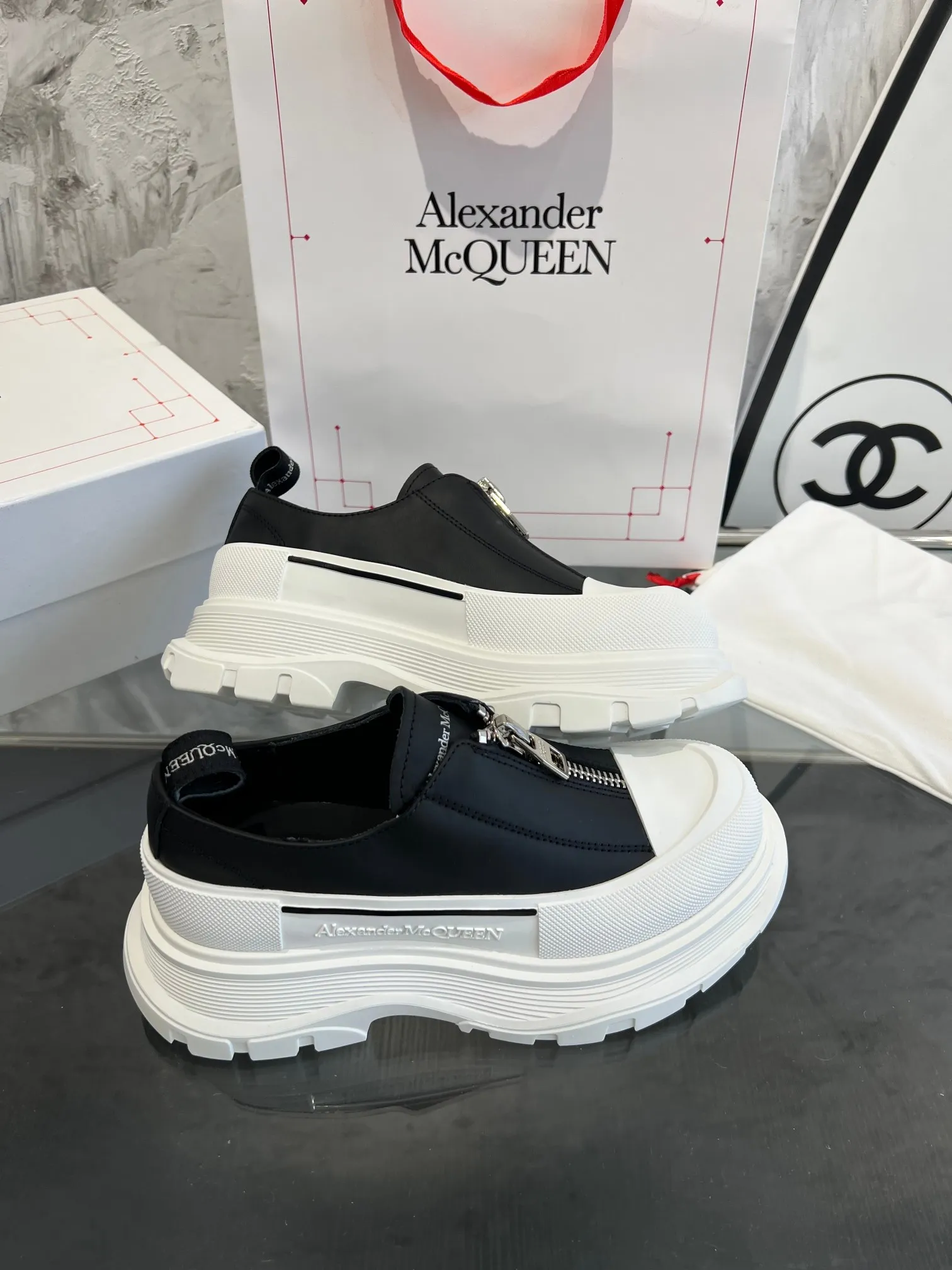 👟👟Ex-factory price 560👟👟 Women's shoes, women's clothing, men's size +10 Mc Queen, always in stock [Rose] McQueen [Rose] Dad shoes [Rose] ss early spring first release‼ ️‼ ️The latest Milan Fashion Week T-stage catwalk model, the unique and personalized design is very classy on the feet, and the round toe design allows the toes to be completely released. I spent a lot of money to buy multiple pairs of the originals and dismantled them and made replicas. Many celebrities such as Guli Nazha, Wu Lei, and Internet celebrity bloggers have endorsed Xiaohongshu’s popular products, and the products are sold out at the counters! Fabric: Imported cowhide fabric Lining: Imported silk sheepskin Foot: Imported silk sheepskin Size: 35-40 for women and 40-44 for men Packing: Original full set of packaging Outsole: 5 cm higher, top original version